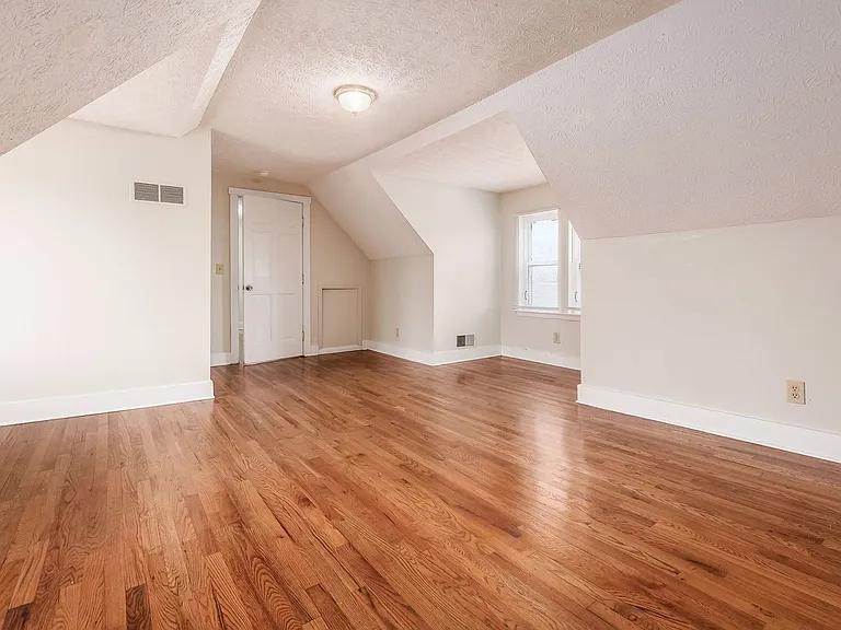 1371 Summit St #C — Photo 18