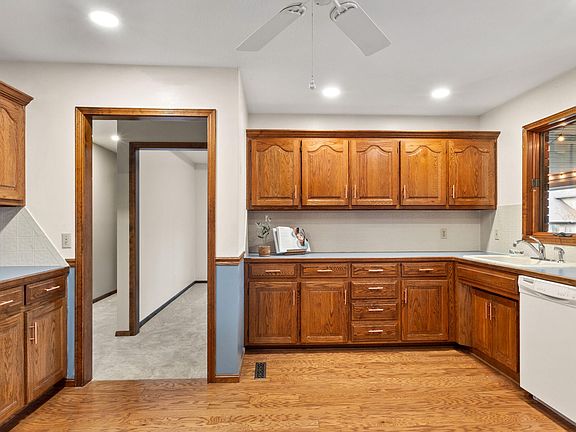 4th image of 3994 N Pickwick Avenue