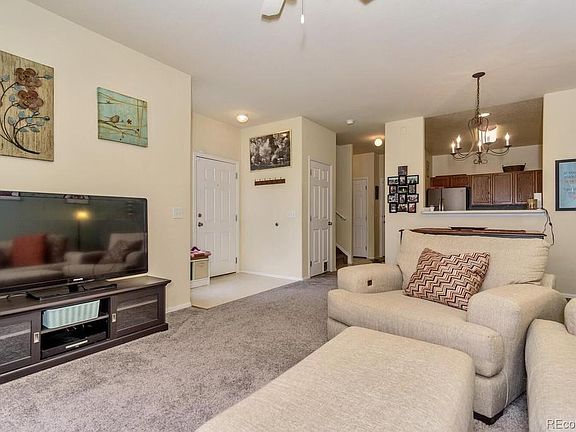 Living room/dining area