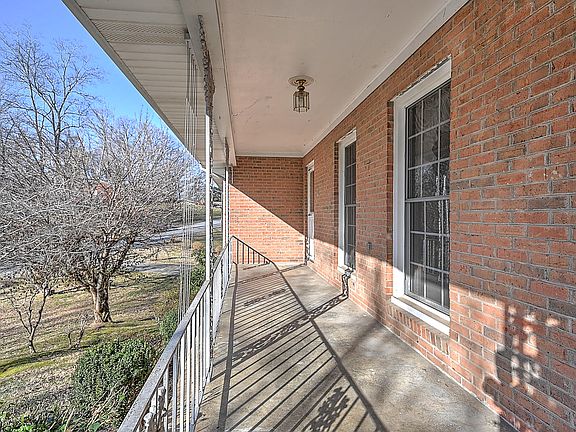 3rd image of 1605 Brentwood Dr