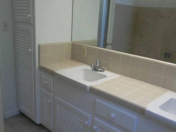 Hallway bathroom, dual sinks and shower over tub