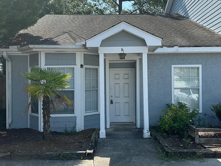 1008 Beach Dr SW #B1 — Photo 2