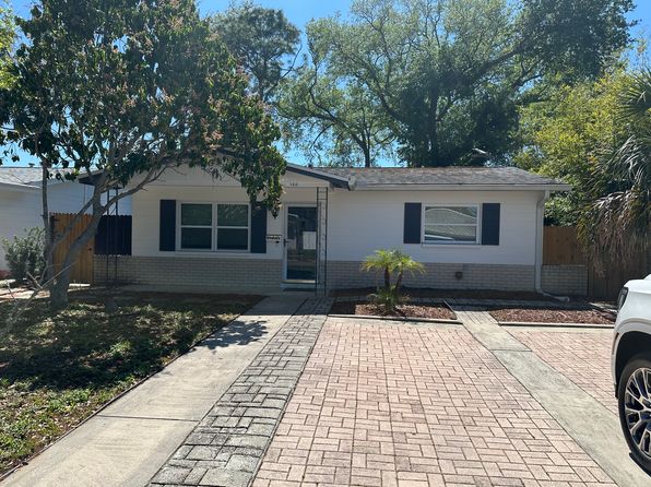 166 SW Lincoln Cir N