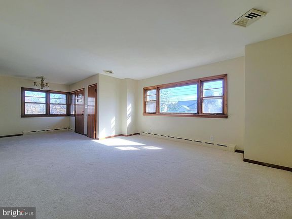 3rd image of 15 W Governor Rd