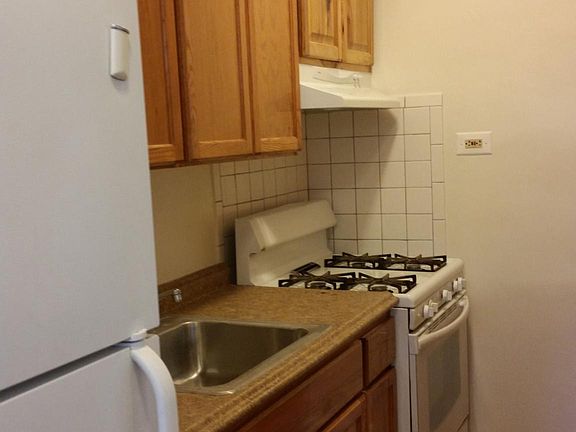 3rd image of 1528 W Pratt Blvd APT 204