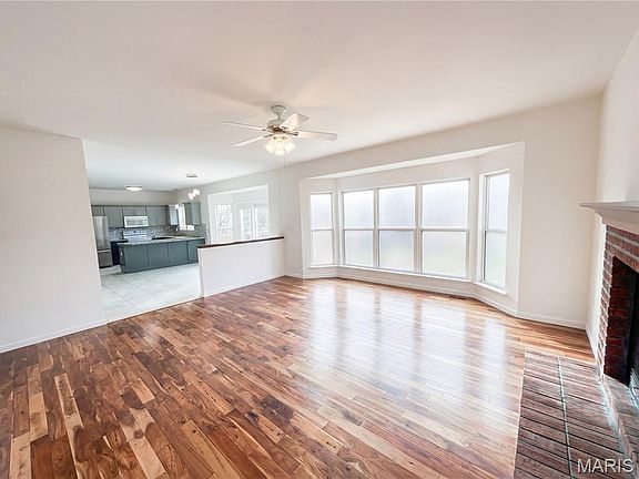 3rd image of 565 Crown Passage Dr
