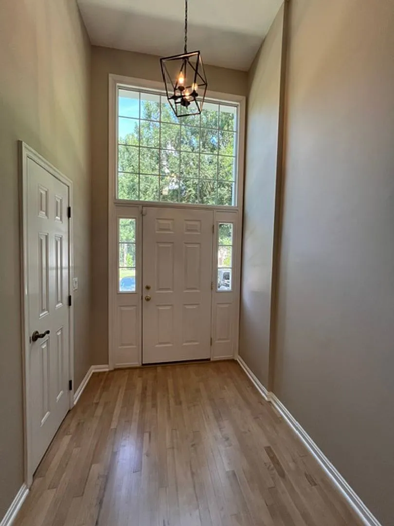 Beautifully updated 4 BR 3.5 bathroom in wonderful community — Photo 2