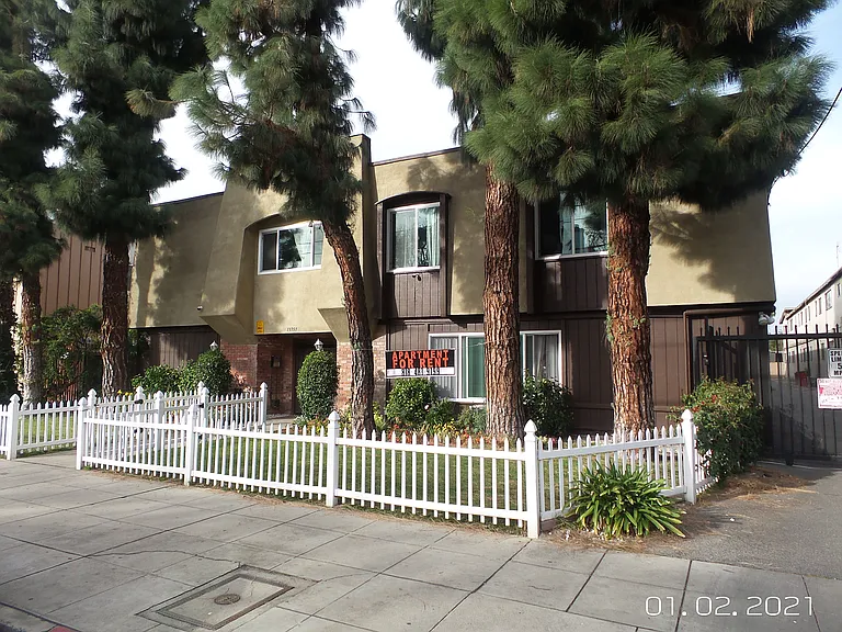13751 Oxnard St #106 — Photo 20