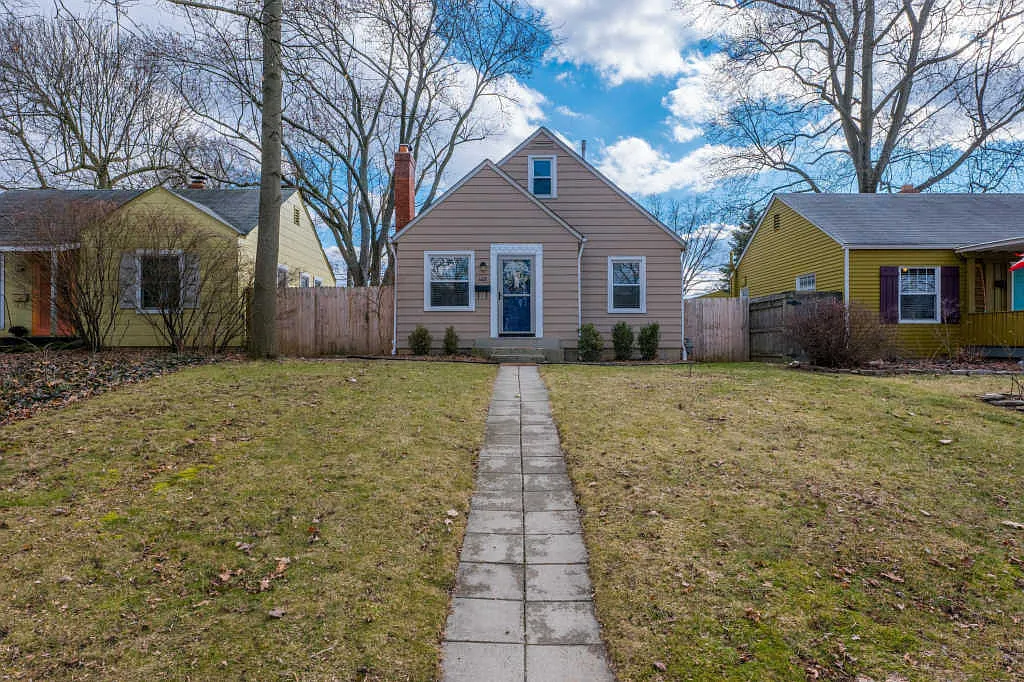 445 E Royal Forest Blvd photo 1