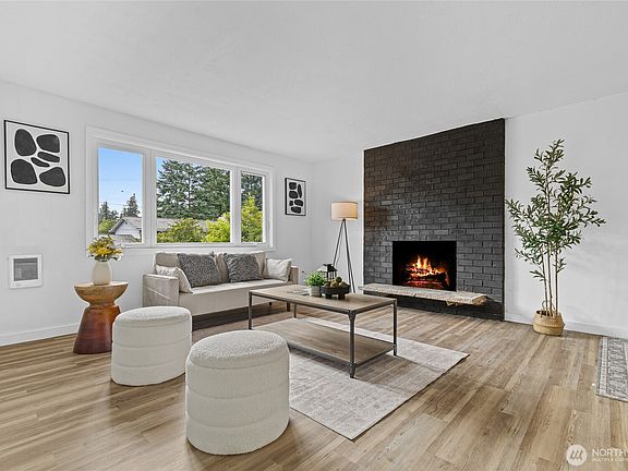 4th image of 16909 21st Avenue Ct E