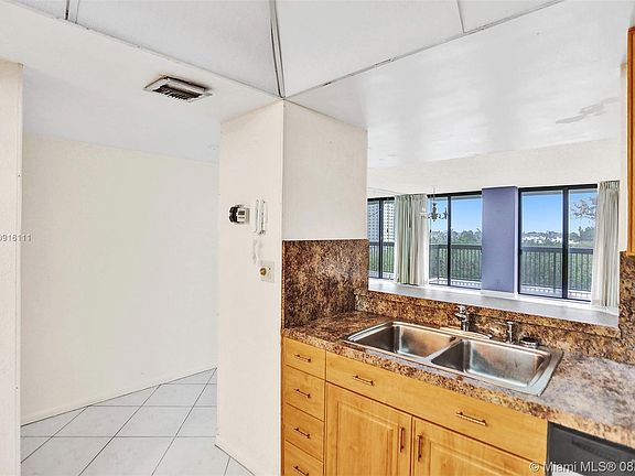 3rd image of 2900 NE Forteen Street Cswy #505