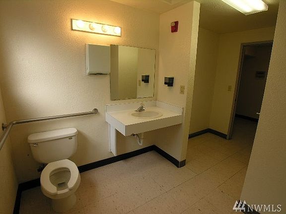 5th image of 609 S 15th St APT 101
