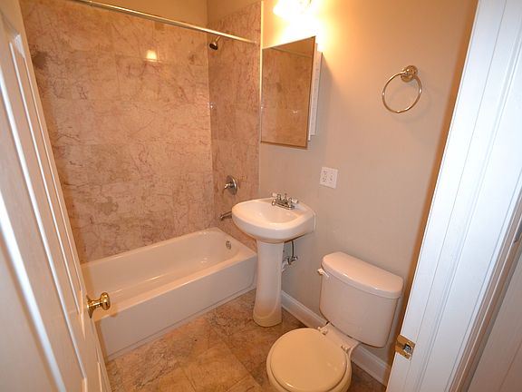 5th image of 1640 W Greenleaf Ave #46