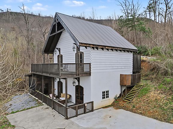2nd image of 225 Chimney Tops Way