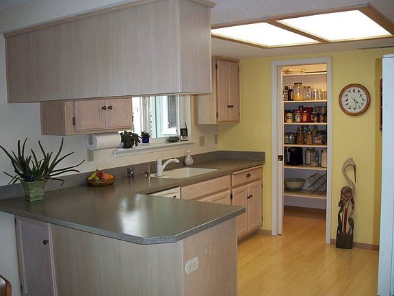 Kitchen/walk-in pantry