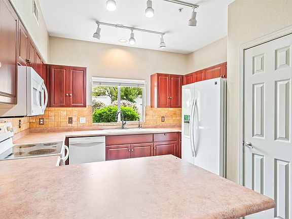 5th image of 7401 W Arrowhead Clubhouse Dr Unit 1066