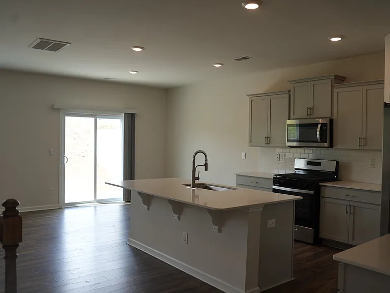 670 Hollyrose Cir — Photo 6