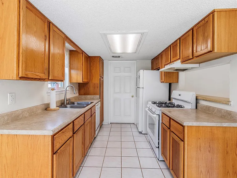 16319 Pitch Pine Dr — Photo 9