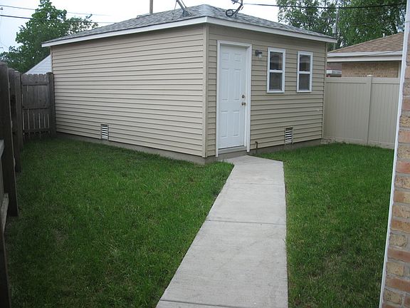 2nd image of 3430 Sarah St