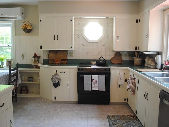 4th image of 208 Standish Dr