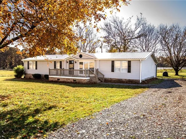 943 Tabor Rd, Harmony, NC 28660