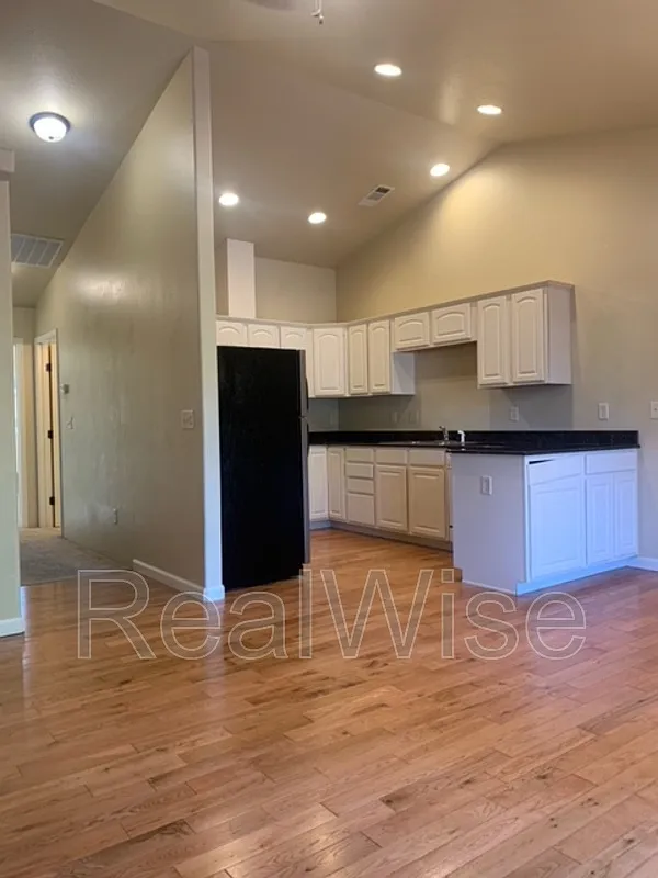 2 bed, 2.0 bath, 1026 sqft, $1,650 — Photo 3