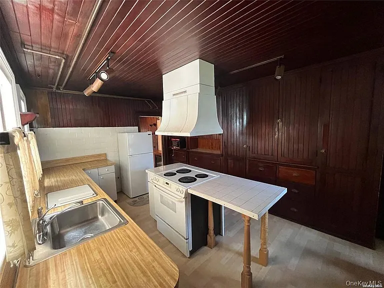 146 Bayview Ave — Photo 3