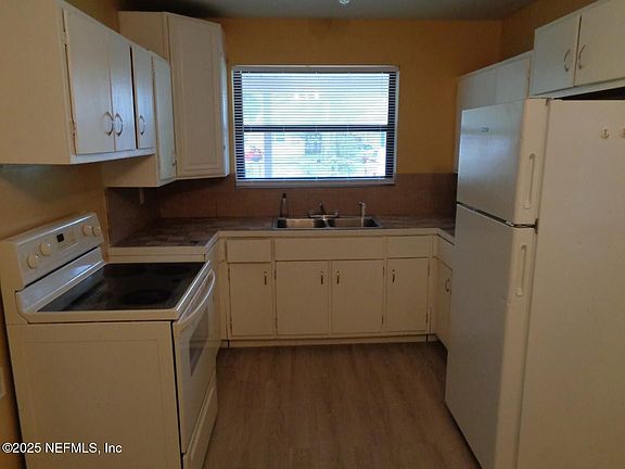 2nd image of 1050 Mantes Ave