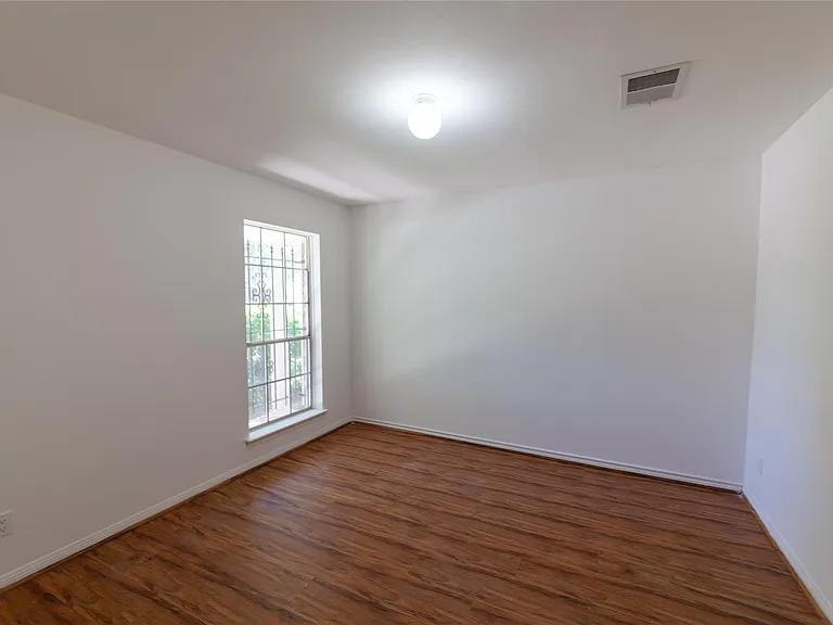 8826 Roos Rd — Photo 18
