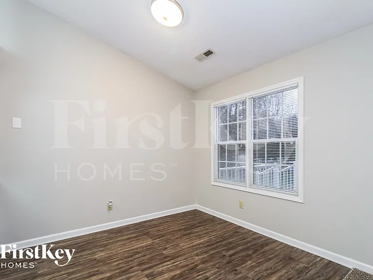 2055 Ardmore Village Ln — Photo 7