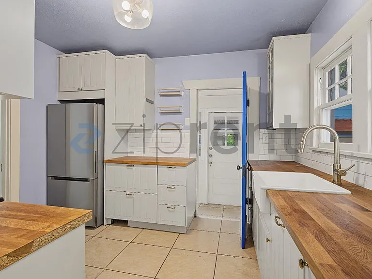8057 SE Yamhill St — Photo 11
