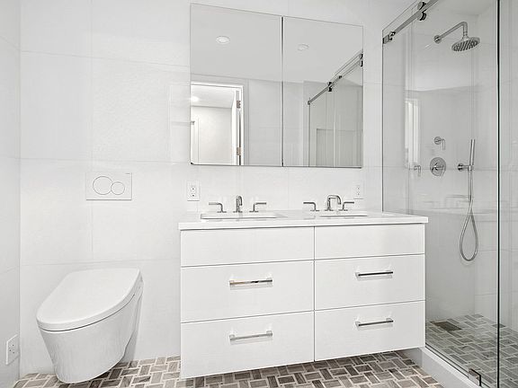 4th image of 200 E 62nd St APT 18A