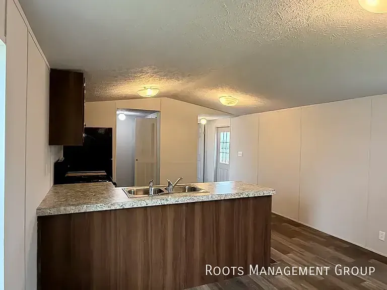 15 Locust St #15 — Photo 16