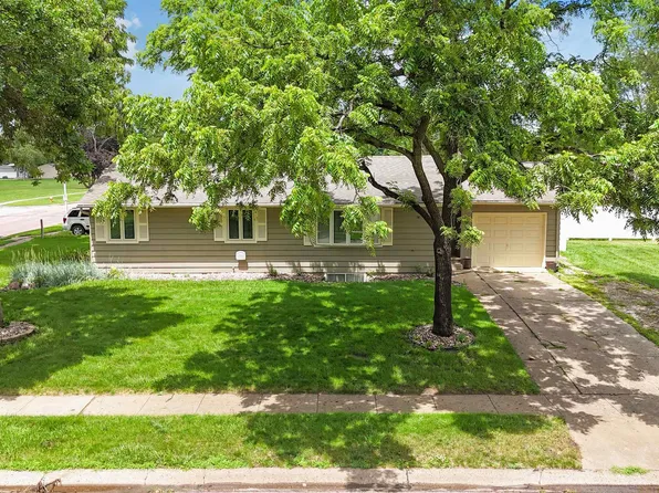 804 Lewis St, Vermillion, SD 57069