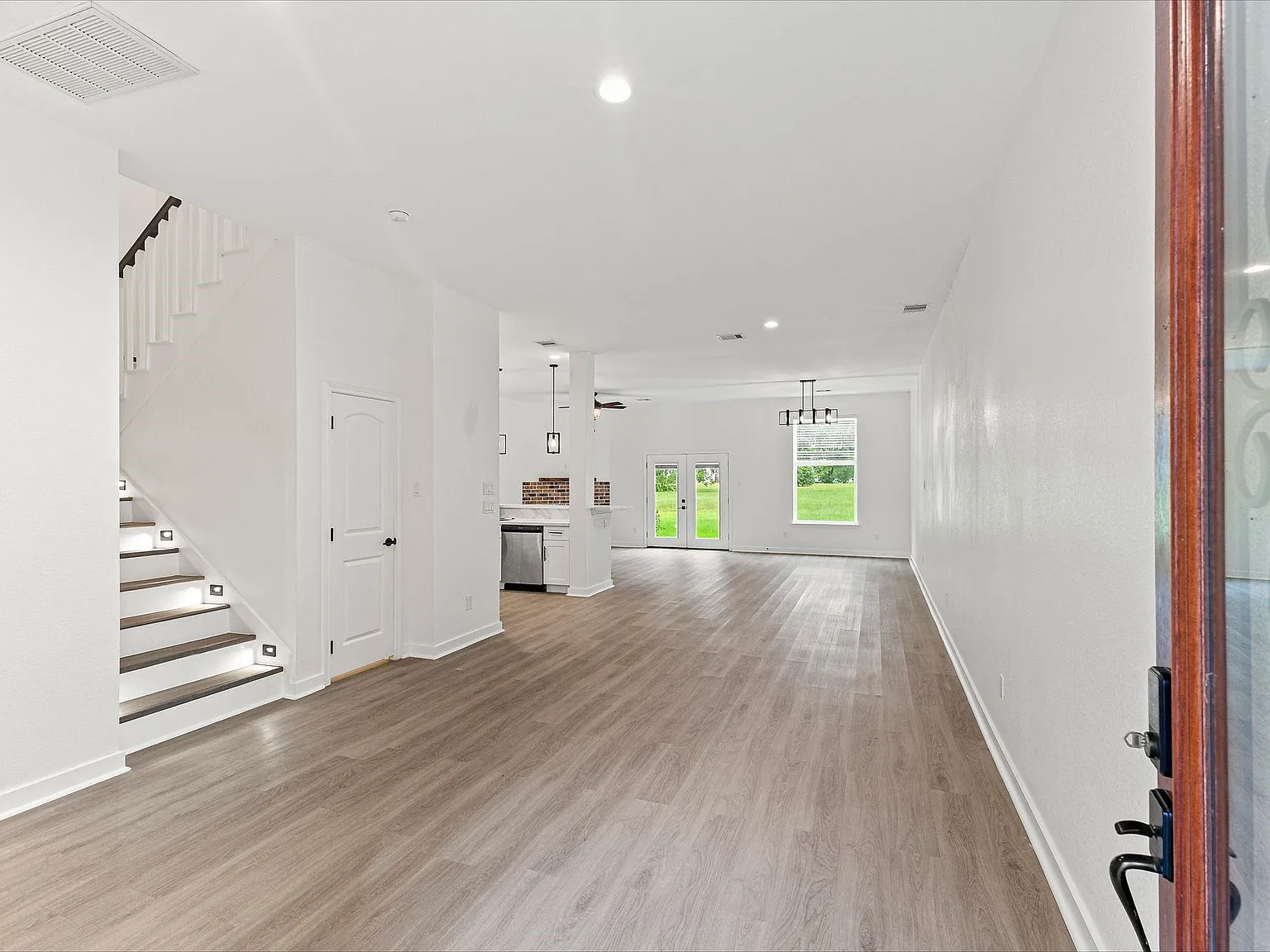 3 bed, 2.5 bath, 2289 sqft, $2,000 — Photo 4
