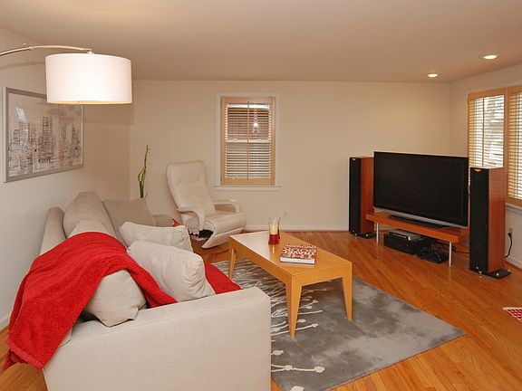 2nd image of 4729 Holly St