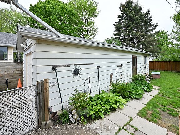 5th image of 12 Maple Ave E