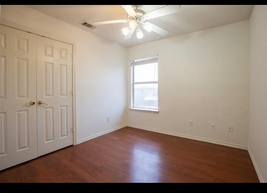 3 bed, 2.5 bath, 1800 sqft, $2,350 — Photo 2