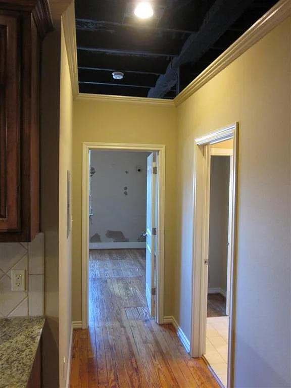 Building Photo - 208 N Bryan Ave #24