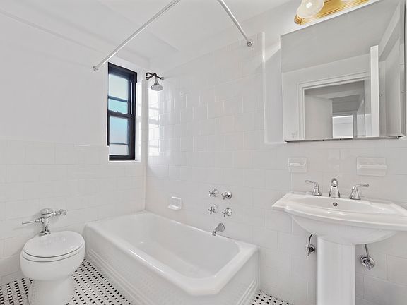 5th image of 19 E 80th St APT 12A