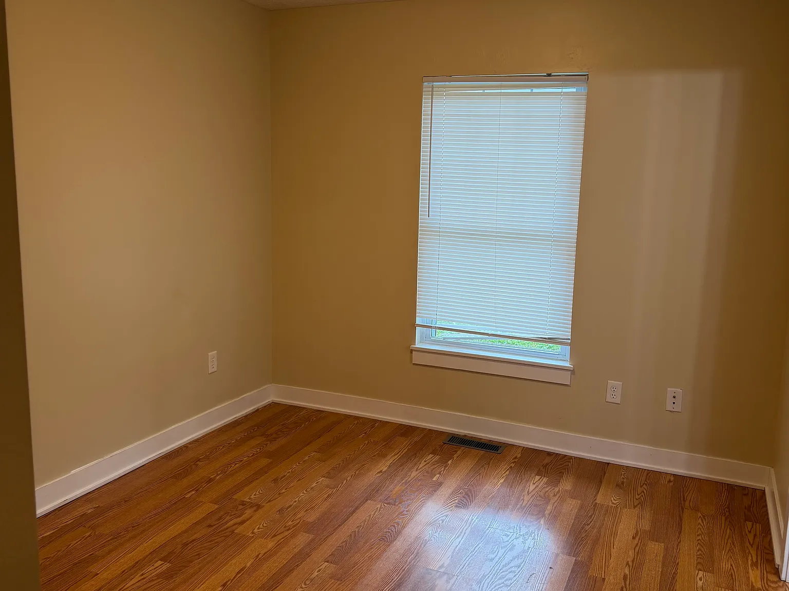 3 bed, 994 sqft, $3,300 — Photo 3