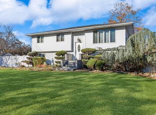 115 Davis St, Hauppauge, NY 11788