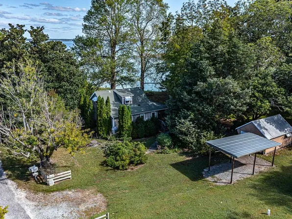 810 Long Point Ln, Topping, VA 23169