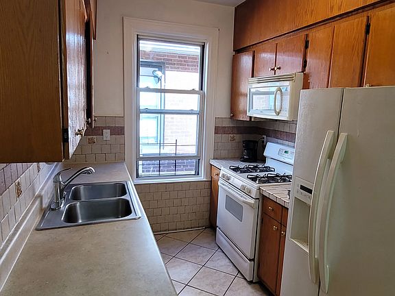 5th image of 2213 Holland Ave