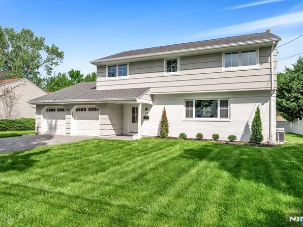 246 Oakwood Dr, Paramus, NJ 07652