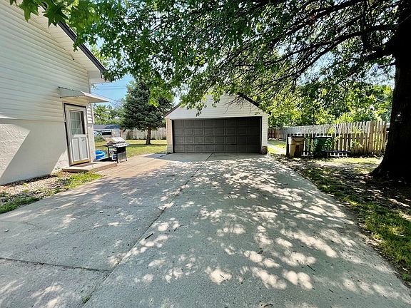 3rd image of 2111 N Huston Ave