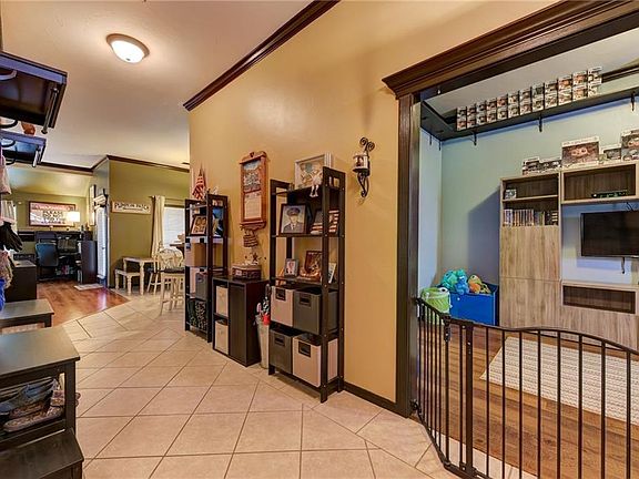 5th image of 608 SW 159th St