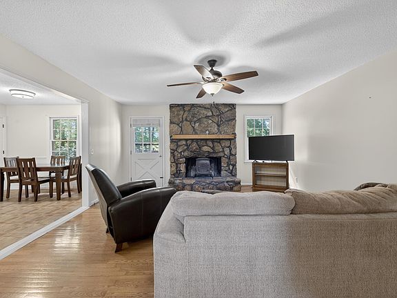 3rd image of 4914 Ashlawn Dr