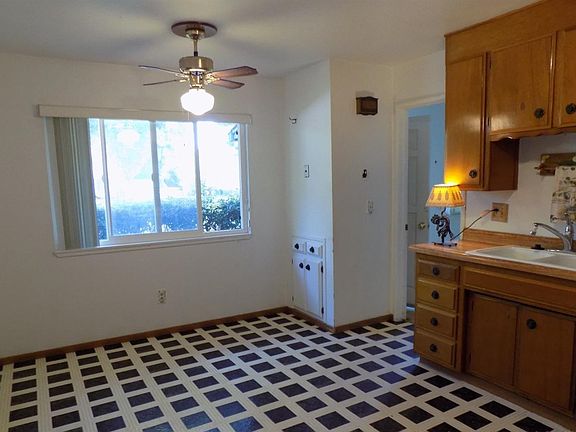 Kitchen eat-in dining.