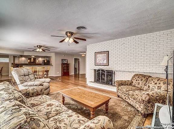 5th image of 100 Carolwood Dr